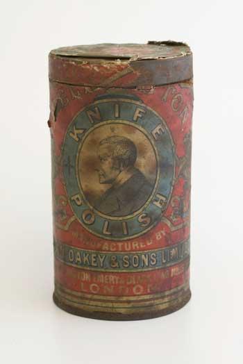 Lid reads: “Wellington knife polish”. On the side the words “knife polish” surround a portrait of a man – possibly the Duke of Wellington – flanked by two lions. Beneath is marked: “Manufactured by John Oakey & Sons Ltd”.