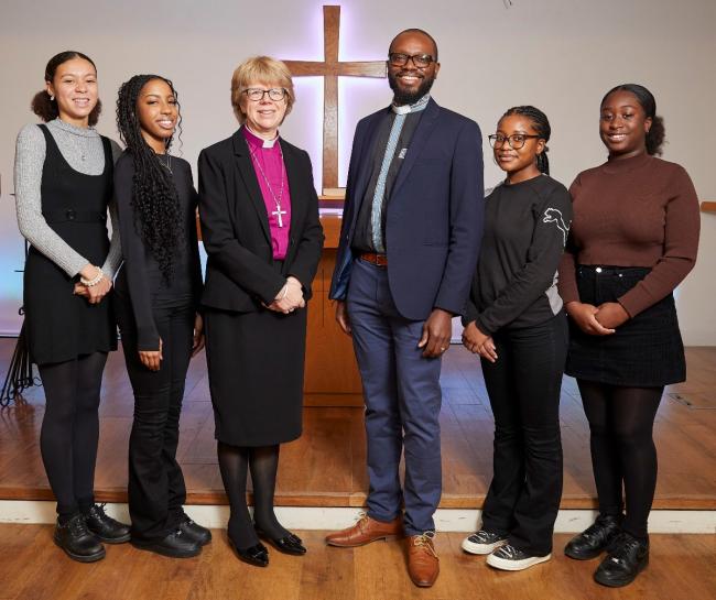 Welcome to the capital: Canon Lusa with the Bishop of London, Sarah Mullally, and Twyford students