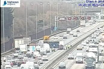 Overturned lorry on M25 causing traffic chaos